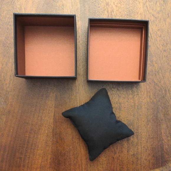 Coach Black Box Set with Cushion - Picture 3 of 11